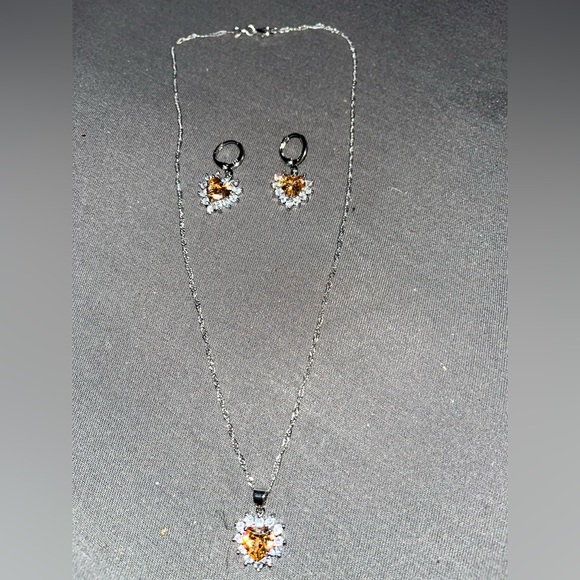 Australian White and Golden Crystal Silver Plated on Chain - Picture 4 of 6